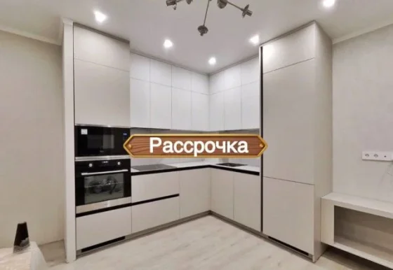 Кухня на заказ в потолок бежевая